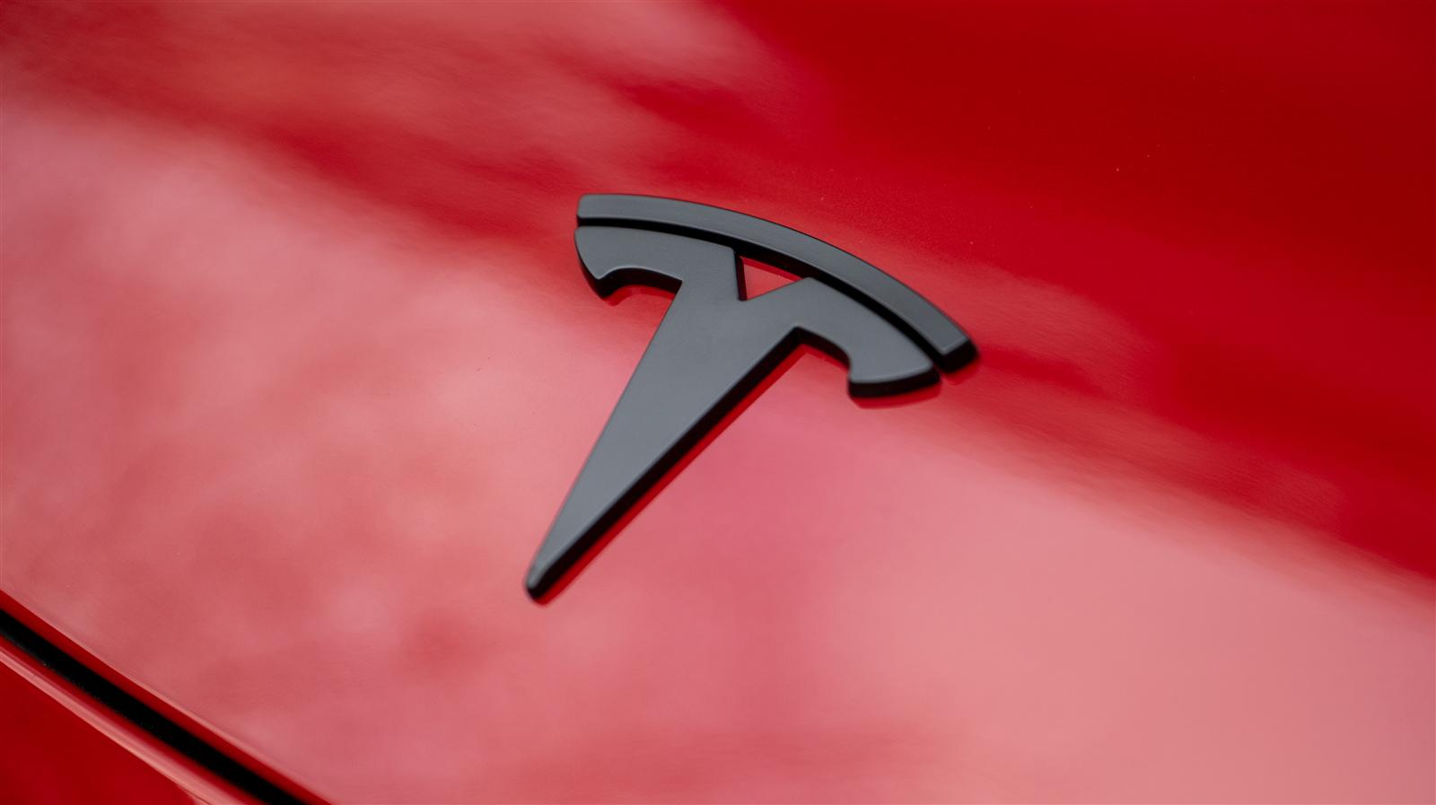 Logo Emblem in Schwarz für das Tesla Model 3 Highland